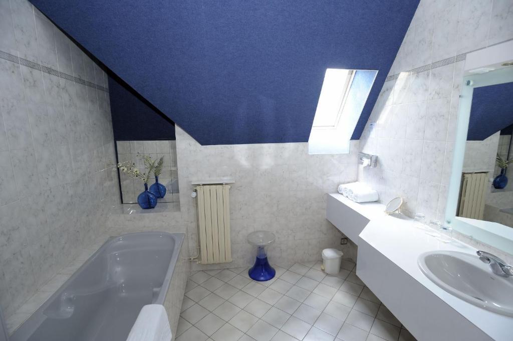 Hotel Logis Le Relais De La Poste Neuveglise Номер фото