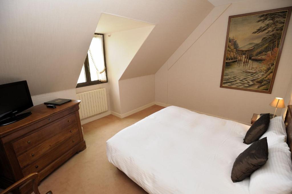 Hotel Logis Le Relais De La Poste Neuveglise Номер фото