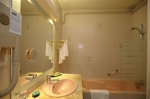 Hotel Logis Le Relais De La Poste Neuveglise Экстерьер фото