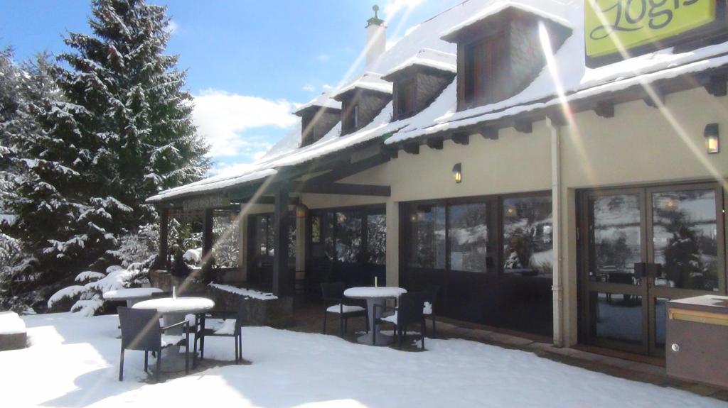 Hotel Logis Le Relais De La Poste Neuveglise Экстерьер фото