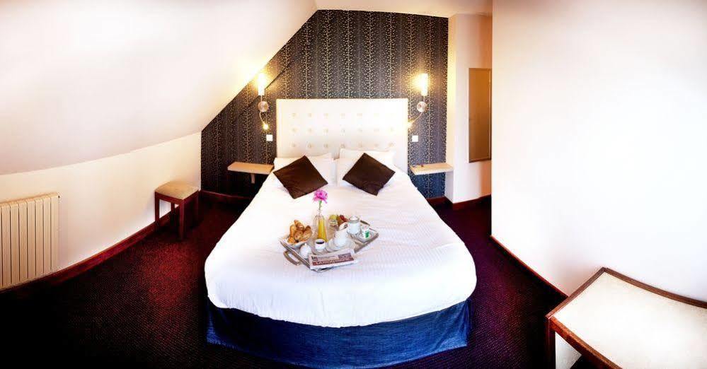 Hotel Logis Le Relais De La Poste Neuveglise Экстерьер фото
