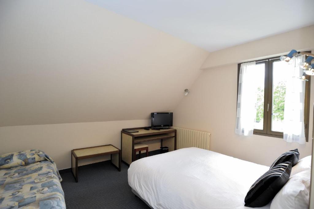 Hotel Logis Le Relais De La Poste Neuveglise Номер фото