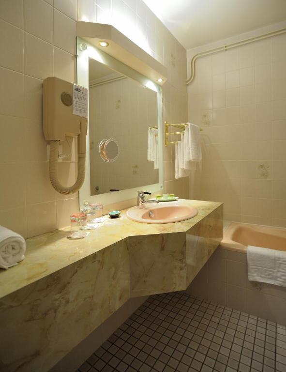 Hotel Logis Le Relais De La Poste Neuveglise Номер фото