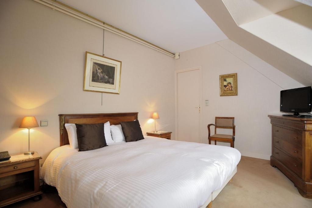 Hotel Logis Le Relais De La Poste Neuveglise Экстерьер фото